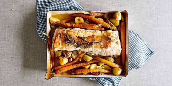 Rôti De Porc Aux Herbes à La Moutarde Et Aux Légumes